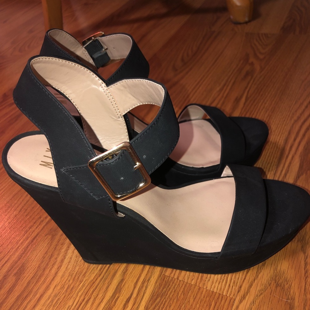 Black wedges